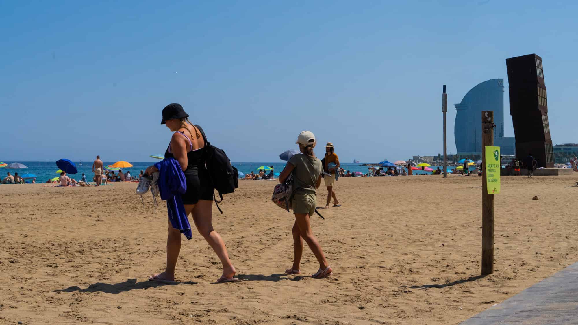 Playa Mar Barceloneta arena calor ola de calor turistas vacaciones de verano sombrilla Foto Clementine Laurent Equinox 8 1