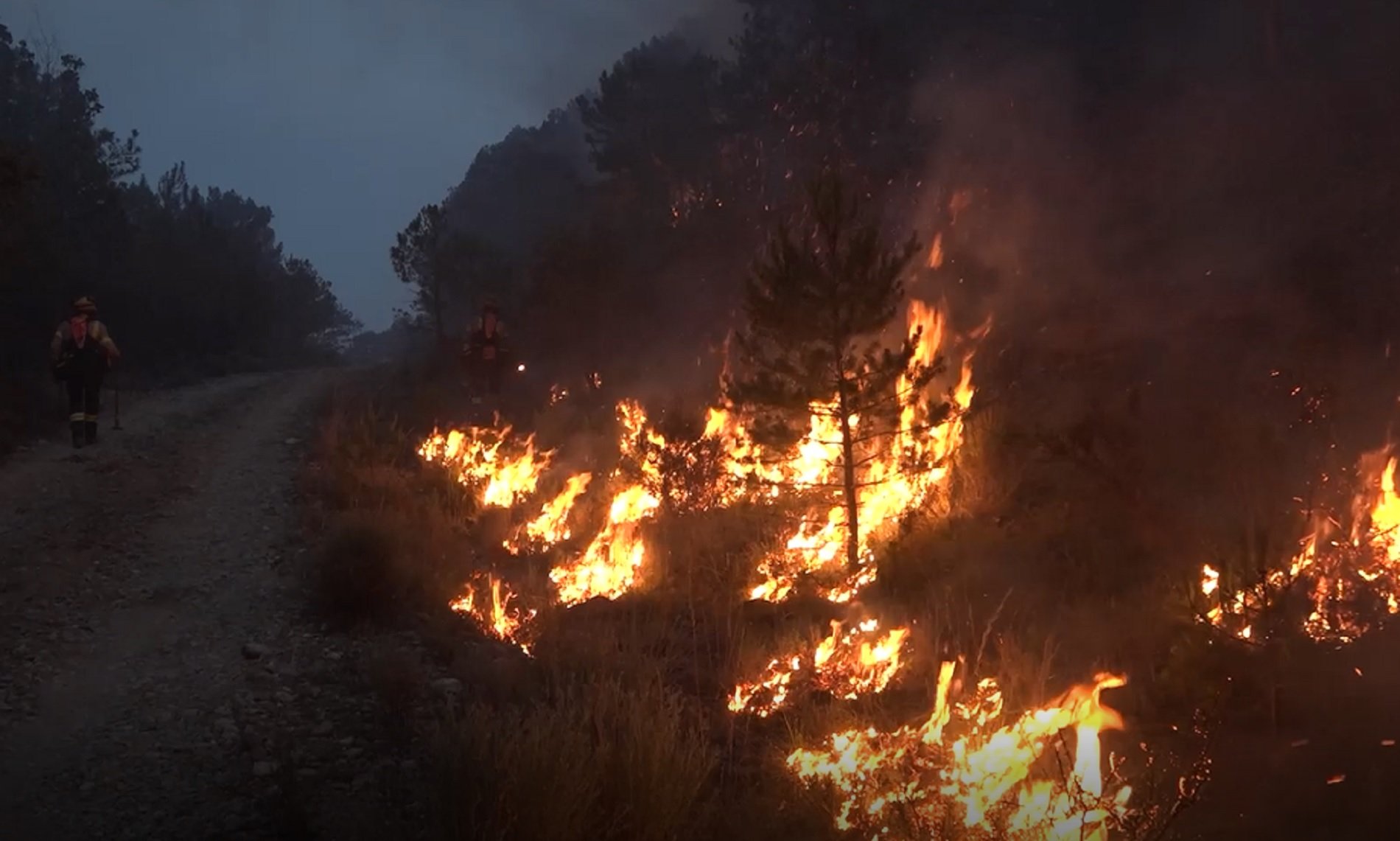 El incendio de Lladurs preocupa a los Bombarderos, que pesan en la estabilización de Castellar de la Ribera