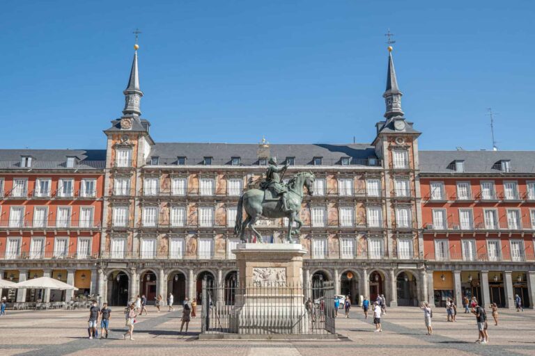 Edificio histórico con estatua ecuestre en el centro.