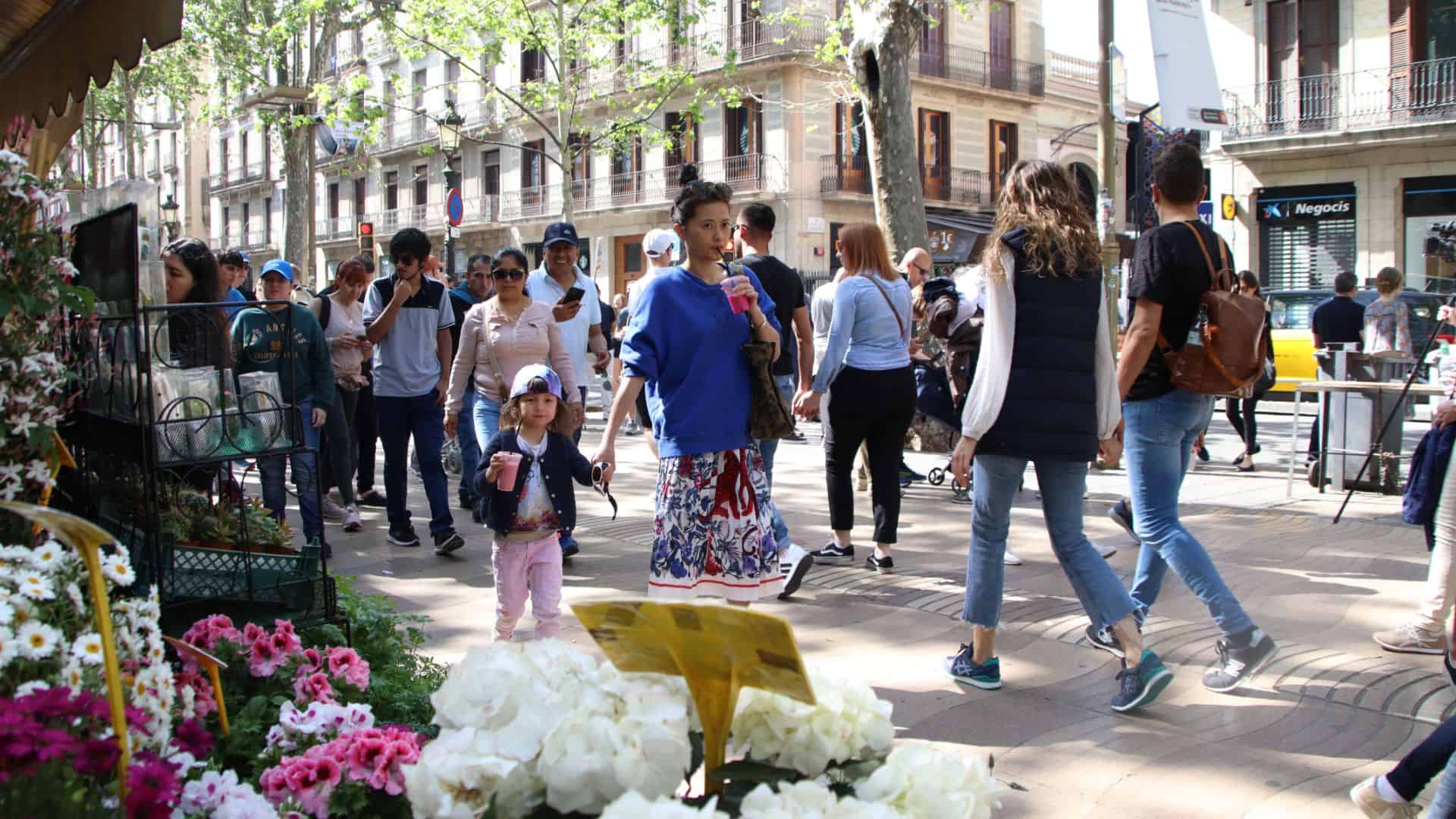 Una breve guía de buenos modales para los turistas en Barcelona 11 Insólito paso de peatones en Barcelona con estampados coloridos y originales, que llaman la atención de peatones y automovilistas en una zona muy transitada de la ciudad.
