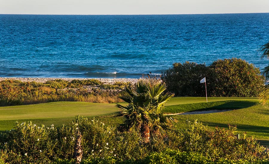 Los 5 peores trabajos de verano en Barcelona 2 golf en barcelona club de golf terramar hoyo 3