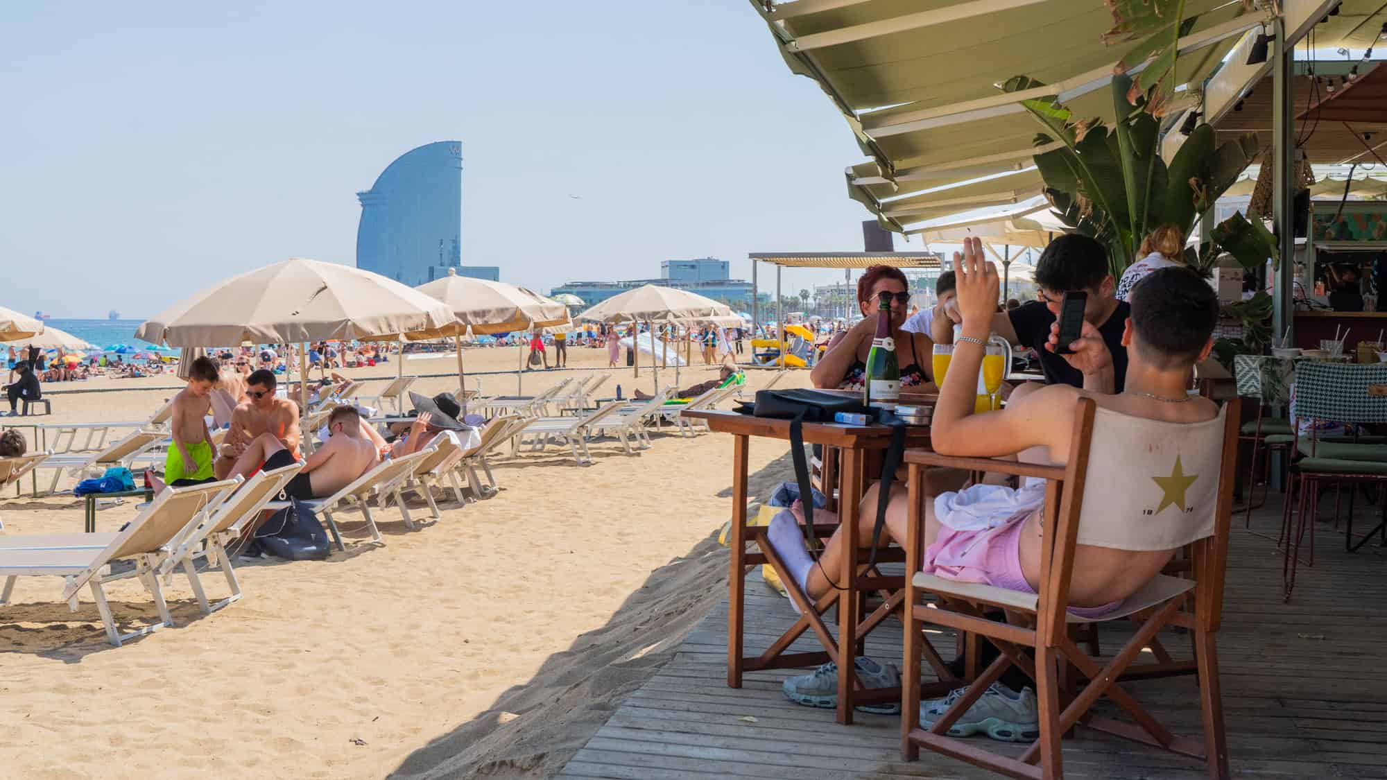 Los 5 peores trabajos de verano en Barcelona 4 Chiringuito bar terraza playa Barceloneta vacaciones de verano turistas calor ola de calor mar Foto Clementine Laurent Equinox 1