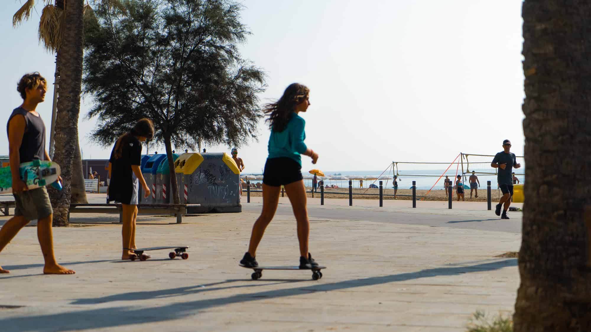 Jóvenes amigos street sport skate board turistas verano playa Barceloneta Foto Clementine Laurent Equinox 8 1