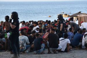 Ceuta: para proteger a 500 jóvenes inmigrantes, España opta por desafiar a Europa