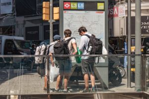 Cómo Barcelona intenta reconciliar a sus habitantes con el turismo