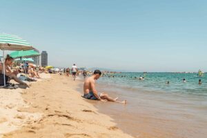 En la playa de Barcelona todo está prohibido… pero todo está permitido