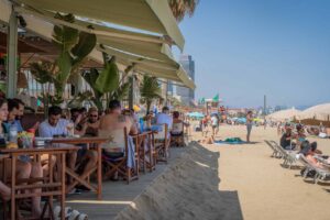 Estos franceses huyen de la playa de Barcelona como de la peste