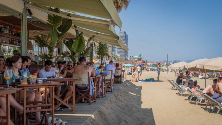 Chiringuito bar terraza playa Barceloneta vacaciones verano turistas calor ola mar Foto Clementine Laurent Equinox 2 1