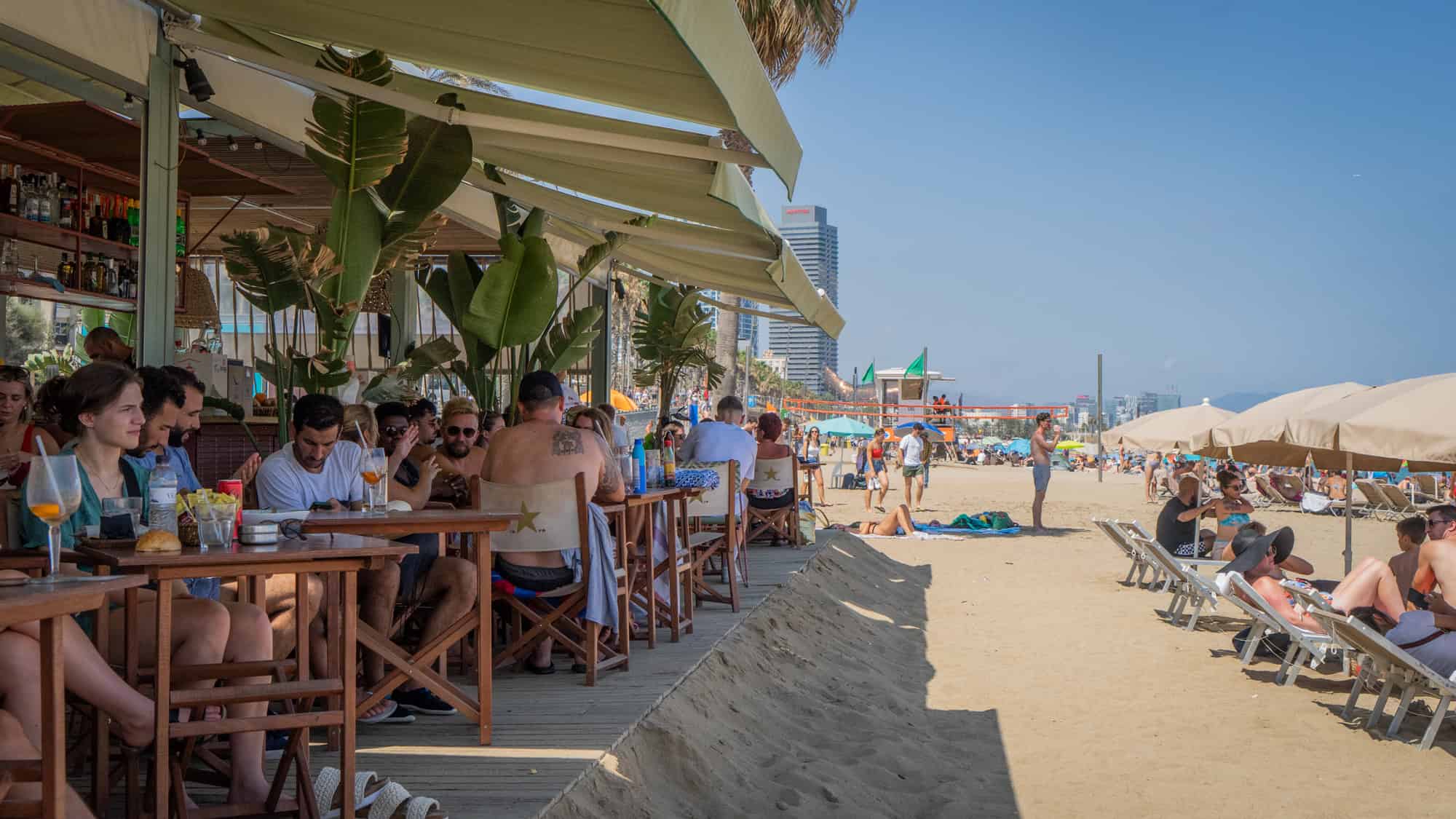 Chiringuito bar terraza playa Barceloneta vacaciones verano turistas calor ola mar Foto Clementine Laurent Equinox 2 1