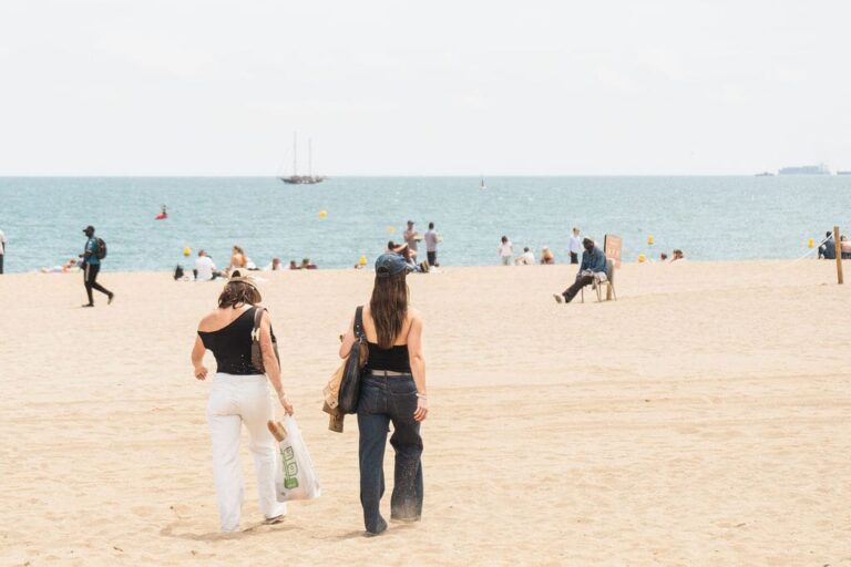 Camina por la playa de Barcelona para mantenerte fresco durante la ola de calor.