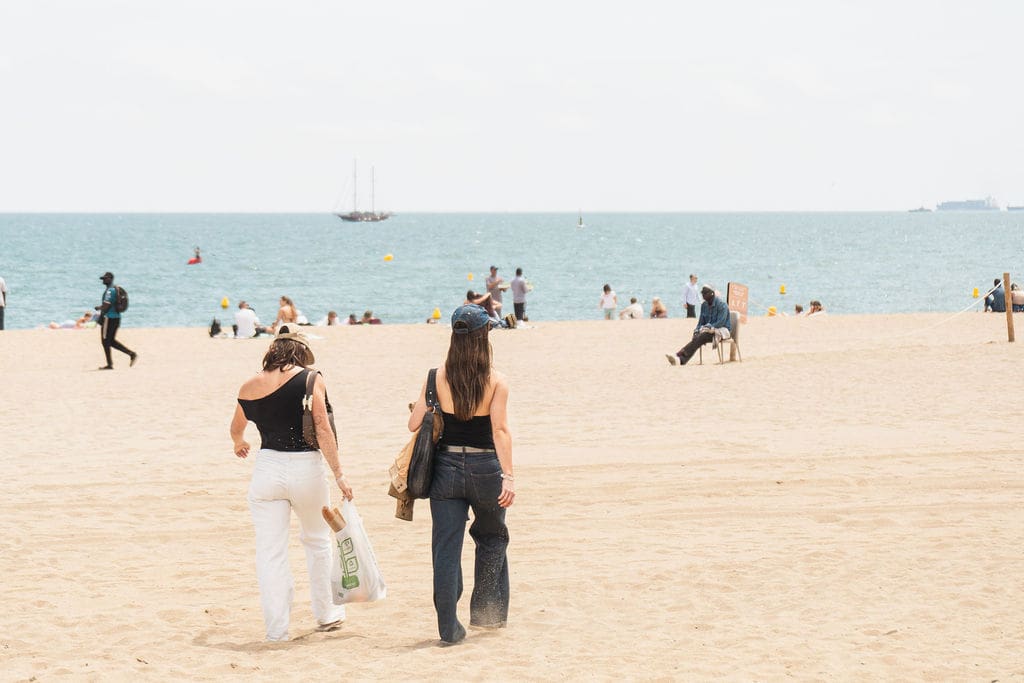 Camina por la playa de Barcelona para mantenerte fresco durante la ola de calor.