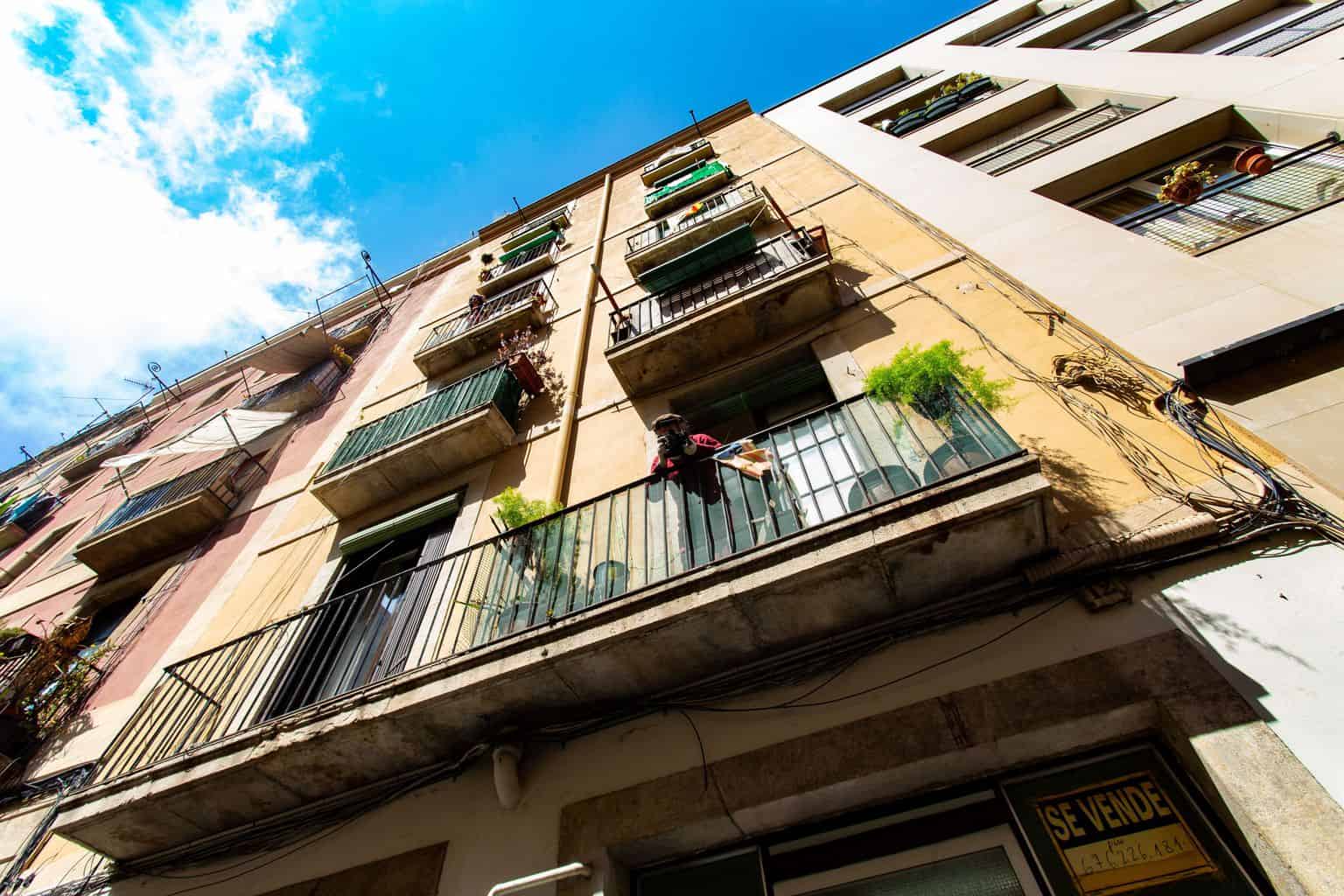 Balcones en Barcelona viviendo al lado de apartamentos turísticos.