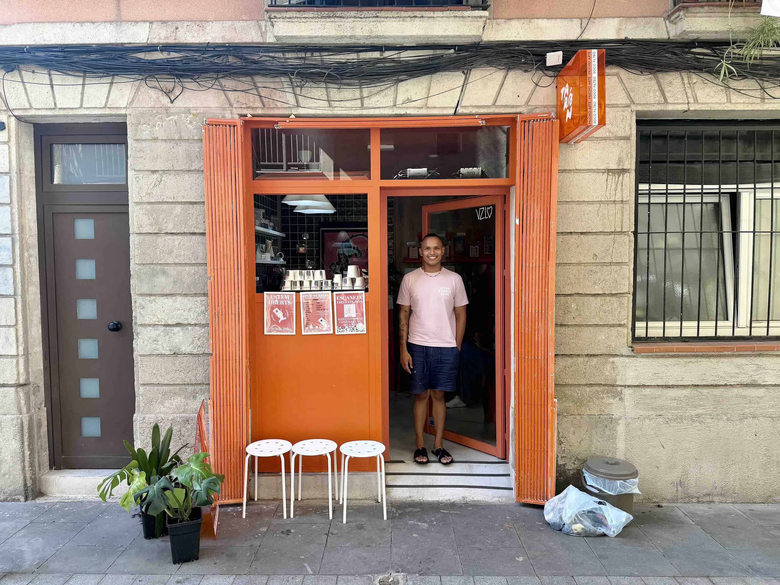 Barcelona: El Raval más allá de los feroces 2 Félix, dueño de una cafetería del Raval, ama su barrio.