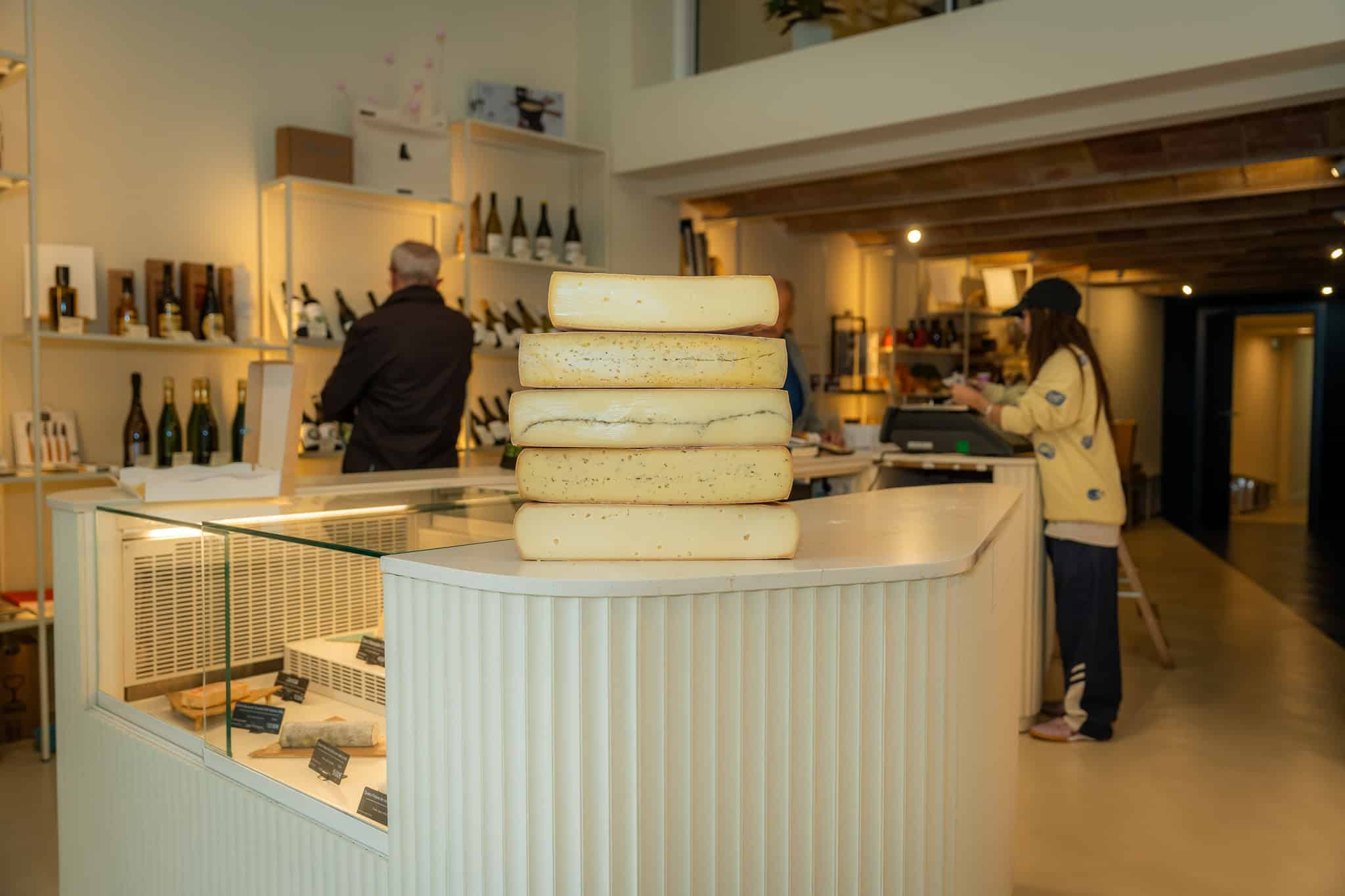 Quesería en Barcelona que ofrece auténticos quesos franceses, con servicio a domicilio para satisfacer a todos los amantes de los productos lácteos de calidad.