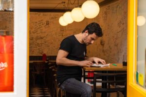 Por qué los salarios siguen tan bajos en España a pesar del crecimiento