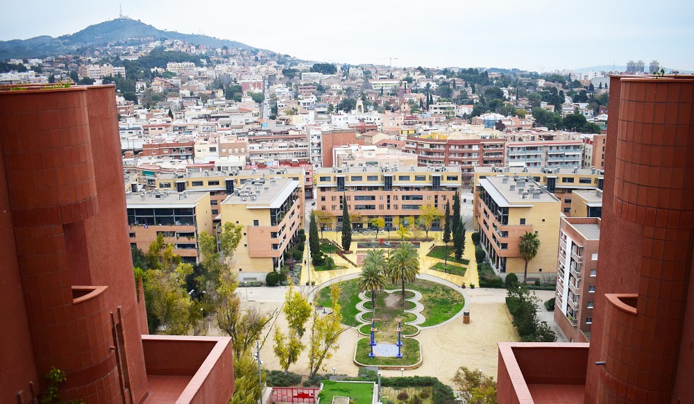 ¿Qué es este extraño edificio rojo que vemos a las afueras de Barcelona? 3 vista al jardín walden7 1