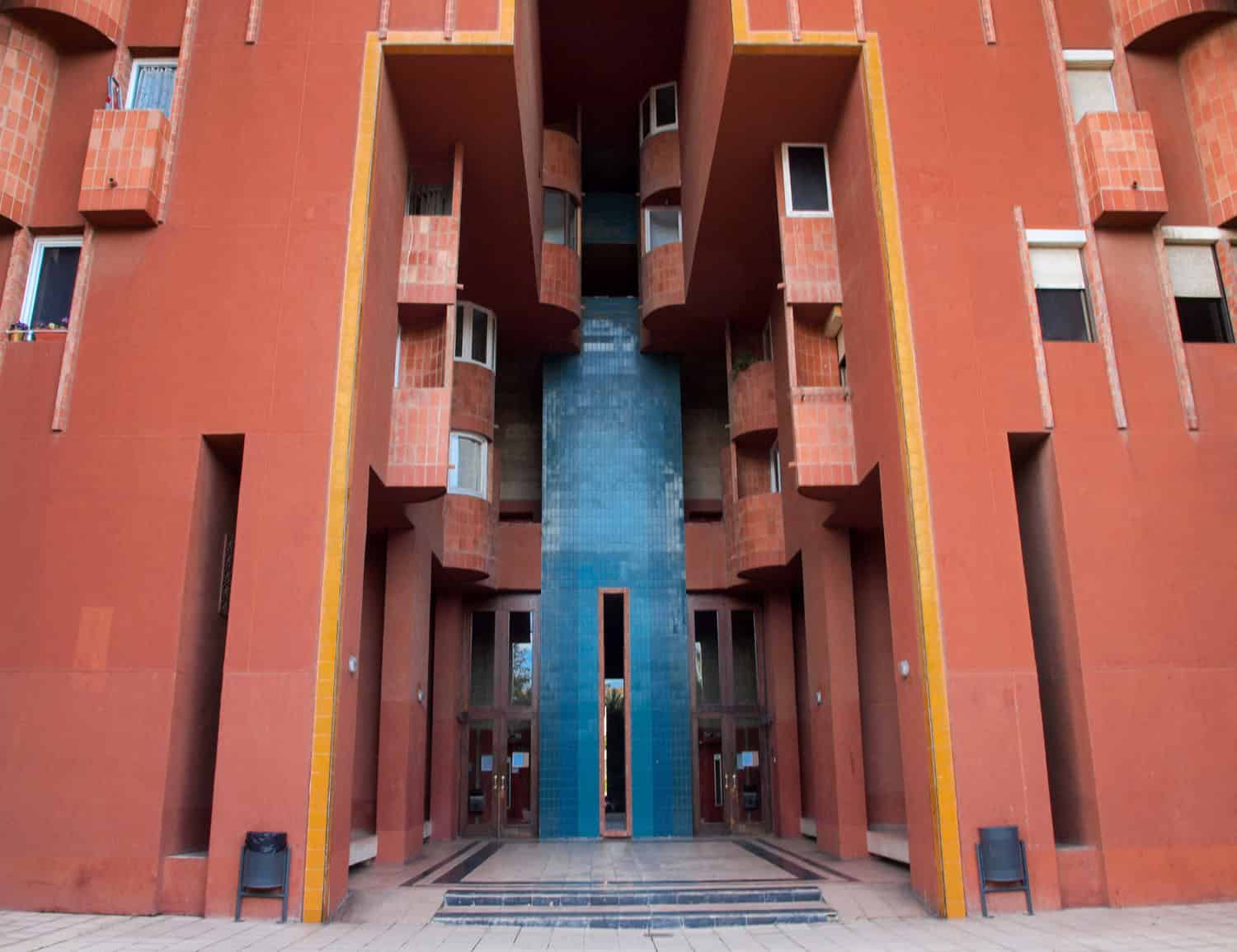 ¿Qué es este extraño edificio rojo que vemos a las afueras de Barcelona? 4 Equinoccio Barcelona Walden 7