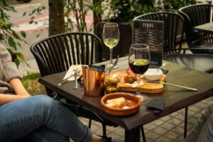 Tapas, terrazas, veladas: por qué los franceses ganan peso en Barcelona